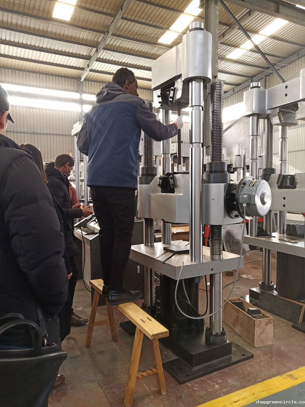 印尼客户到济南下载18新利体育客户端工厂考察订购试验机设备