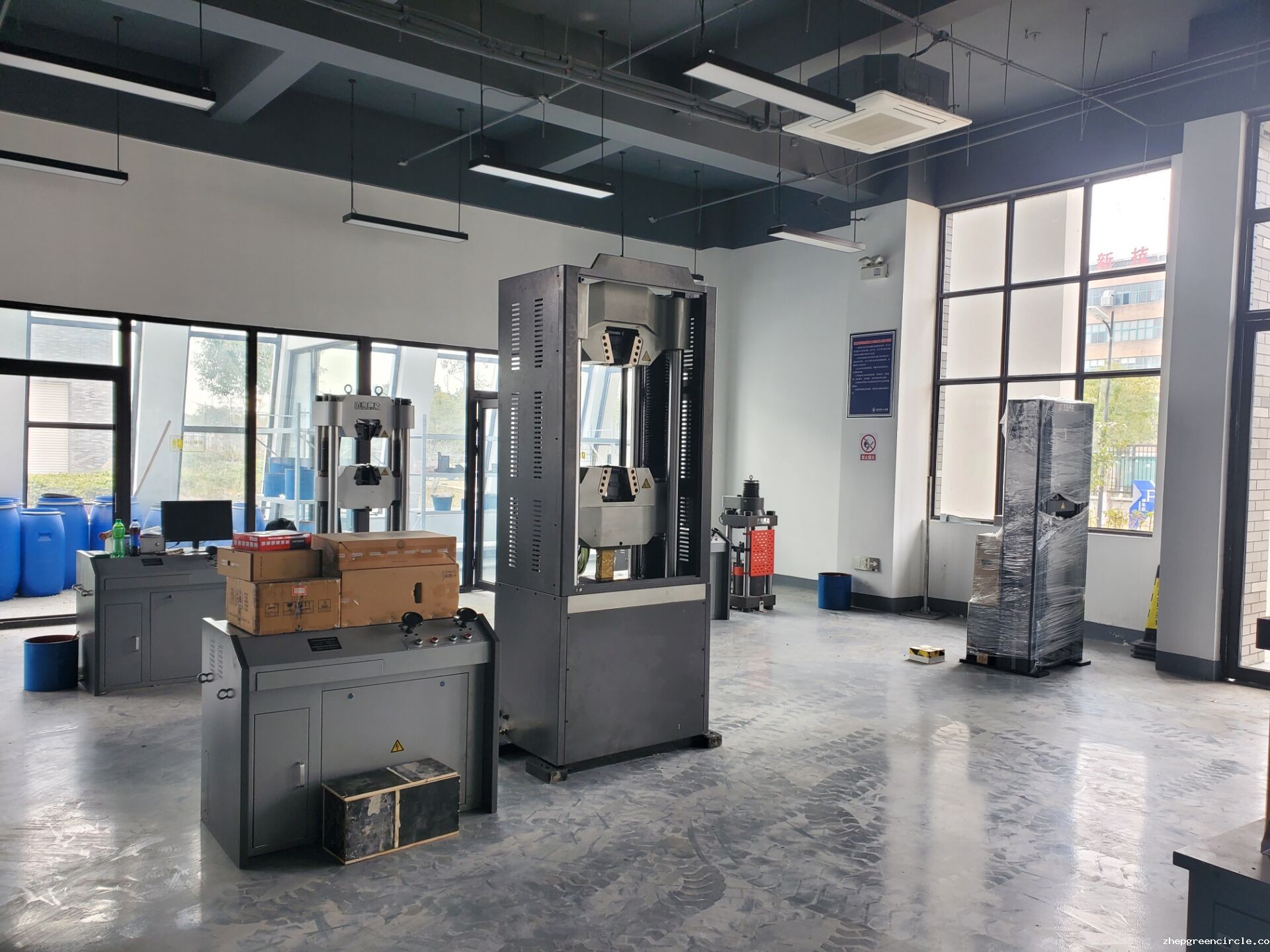 某大学万能试验机安装调试完成