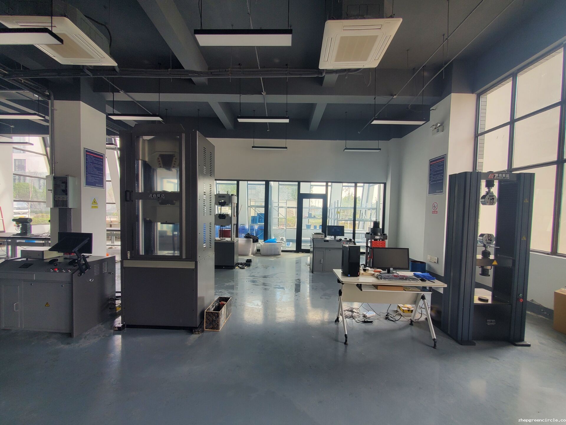 某大学万能试验机安装调试完成