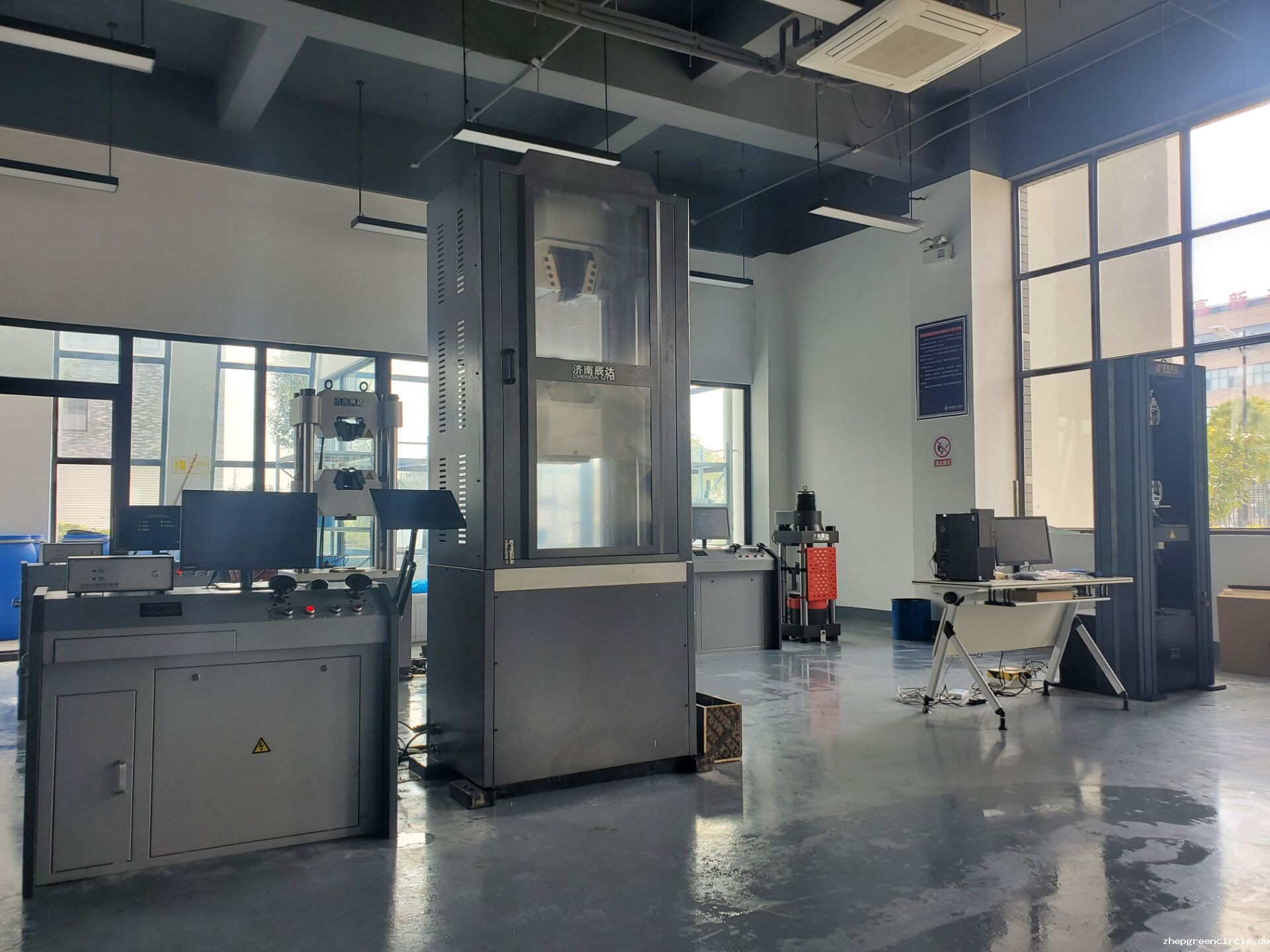 某大学万能试验机安装调试完成